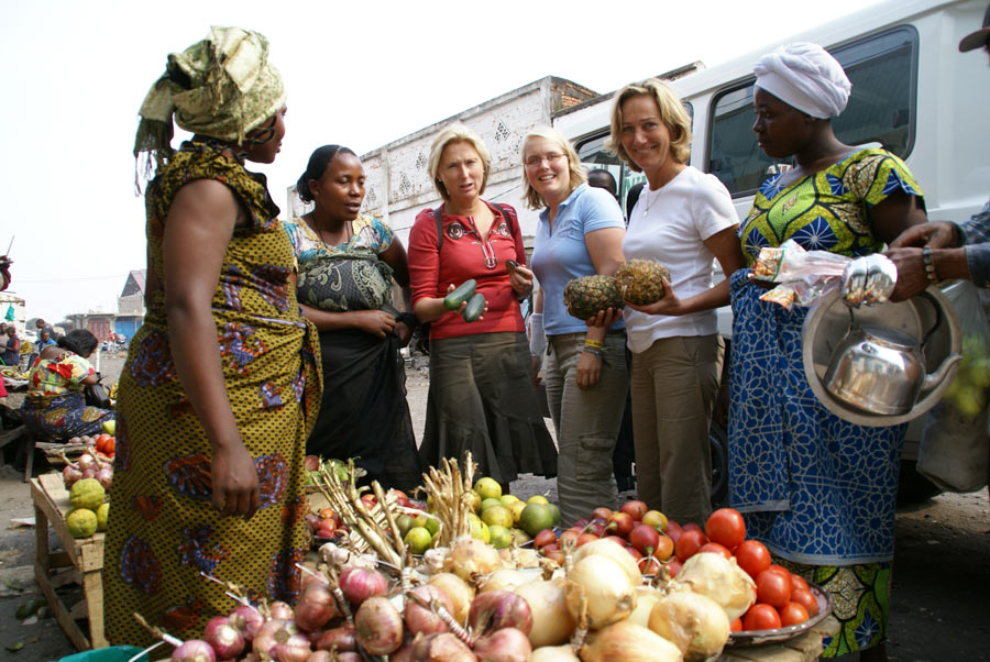 Groupe de touristes au marché à Goma, RD Congo