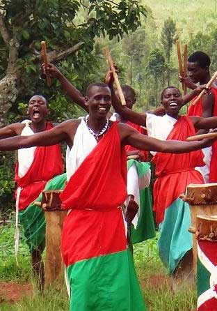 Groupe de tambourinaires en habits colorés traditionnels