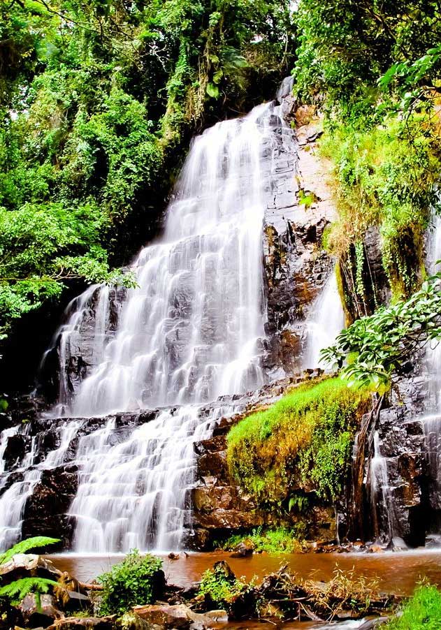 Chutes et grottes de la Kagera