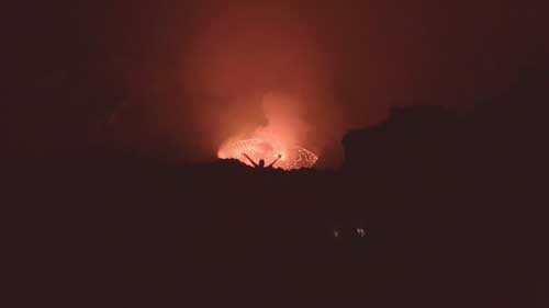 lac de lave du volcan Nyiragongo avec personnage